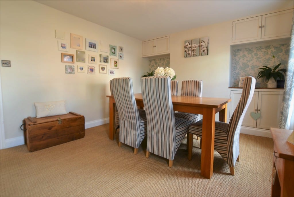 8 Tips to Sell Your Home Quickly dining room table
